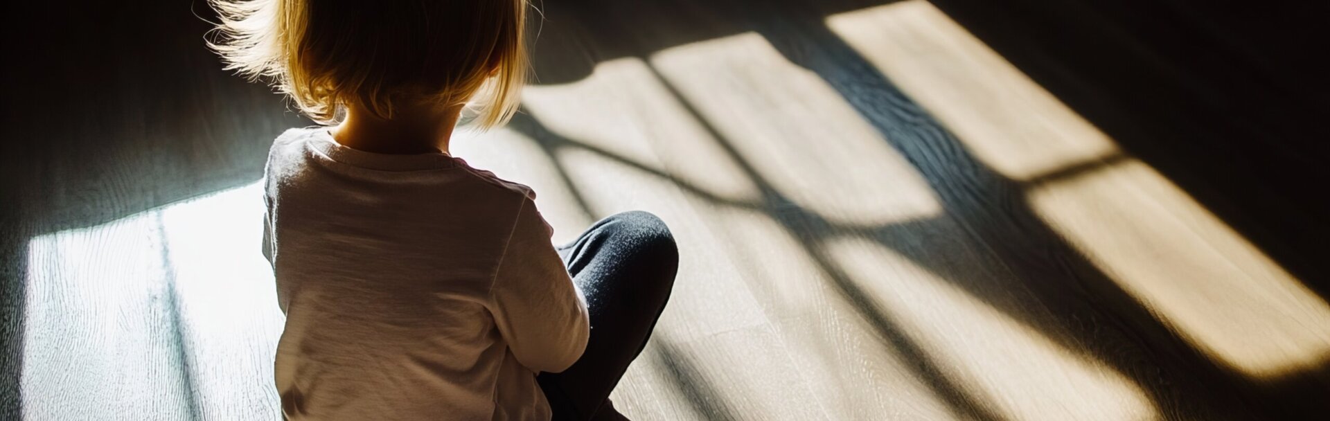 Ambulanz_Adobe_Stock_Kind_alleine_Rücken_sitzt am Boden_Traumazeichen_1255939041 Ambulanz_Adobe_Stock_Kind_alleine_Rücken_sitzt am Boden_Traumazeichen_1255939041
