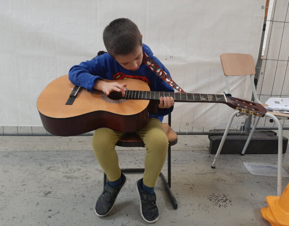 Musik_Einzelintervention_Gitarre-Ambulanz für Notfallpädagogik-Parzival-Zentrum-Karlsruhe
