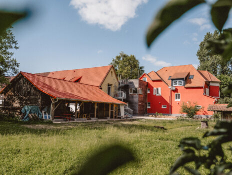großzügiger-hof-2-content-jugendhilfe-parzival-zentrum-karlsruhe großzügiger-hof-2-content-jugendhilfe-parzival-zentrum-karlsruhe