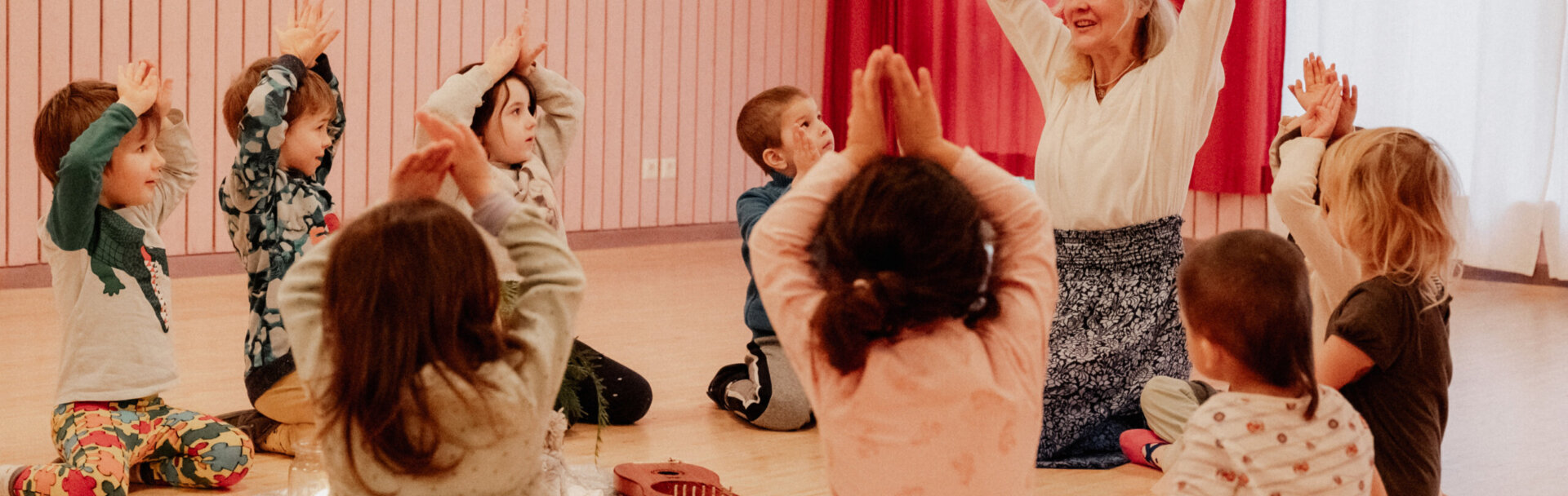 gruppe-sitzt-im-kreis-kita-content-üarzival-zentrum-karlsruhe