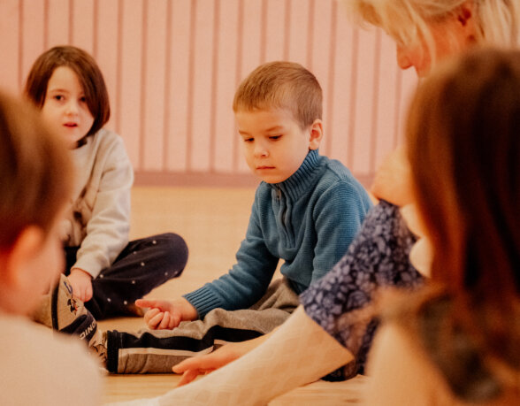 kinder-sitzen-im-kreis-kita-content-üarzival-zentrum-karlsruhe