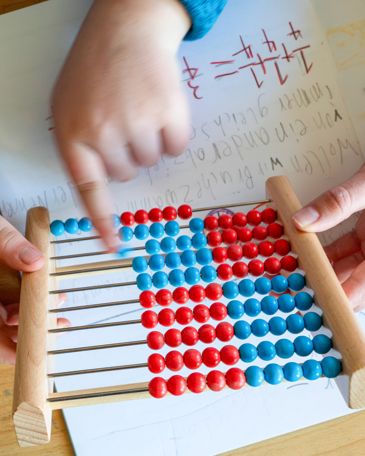 kinderhand-mit-Abakus-content-schulbegleitung-parzival-zentrum-karlsruhe kinderhand-mit-Abakus-content-schulbegleitung-parzival-zentrum-karlsruhe