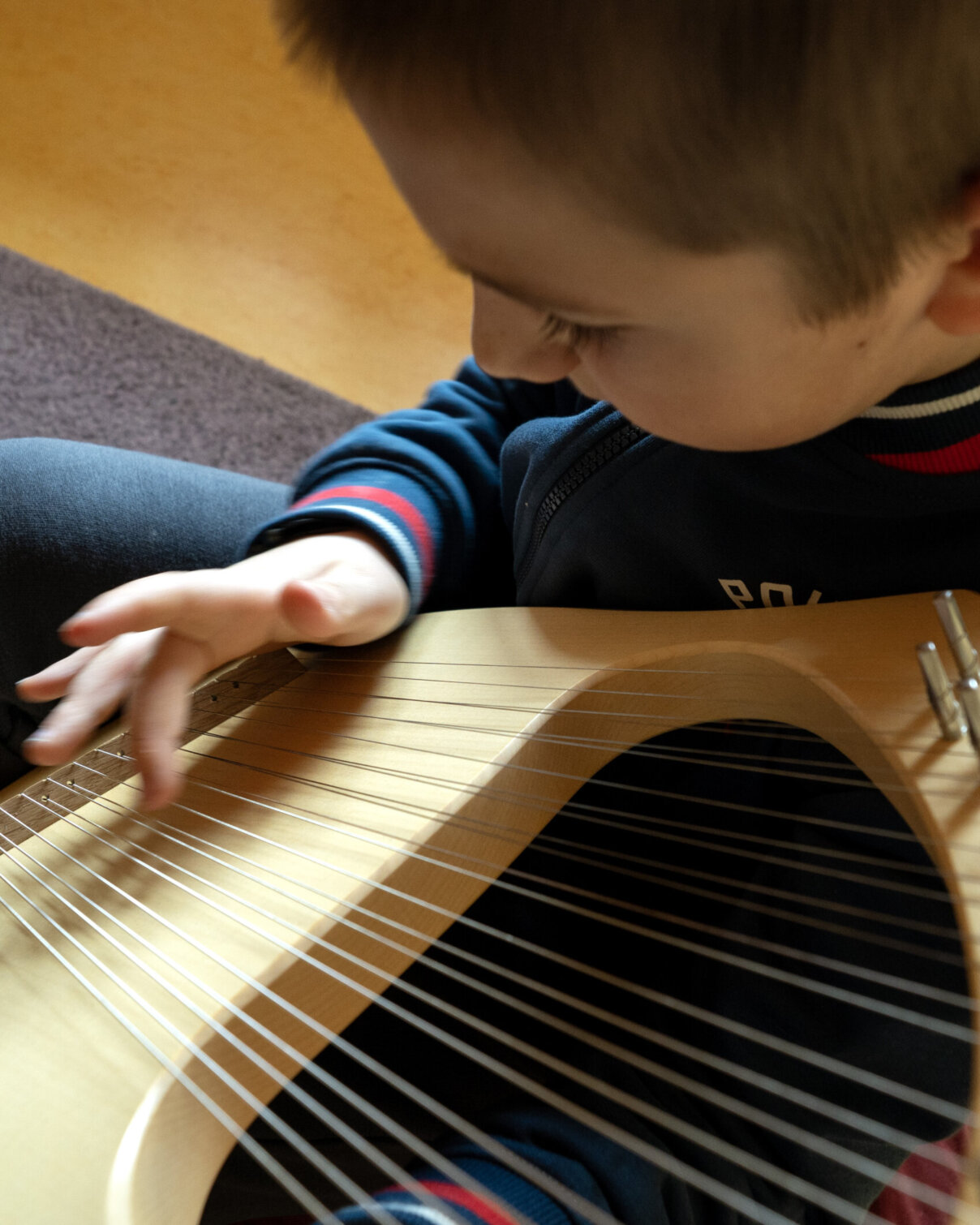 junge-mit-musikinstrument-therapie-content-parzival-zentrum-karlsruhe