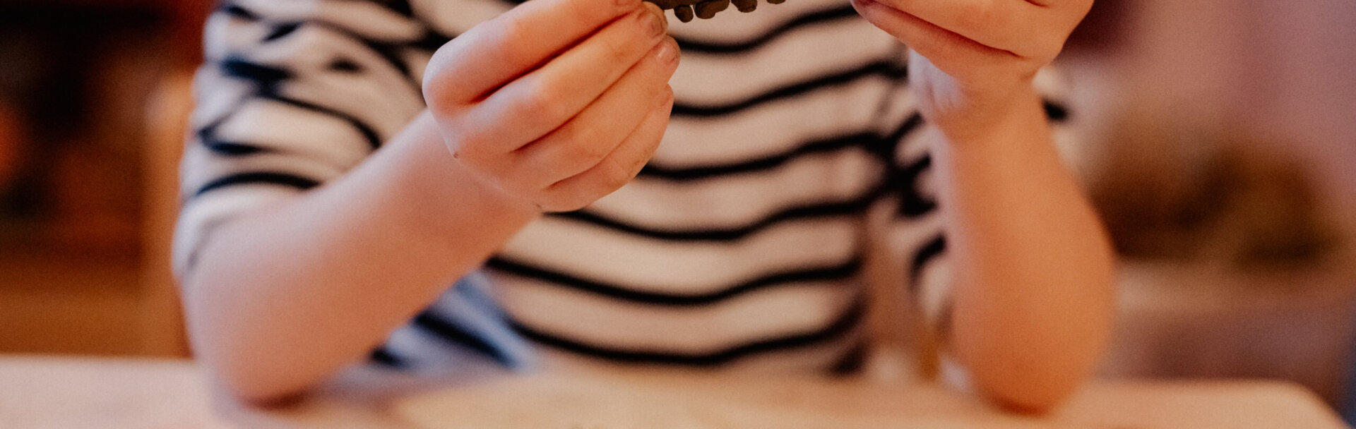 Kinderhände beim Tonen-Therapie-header-kindergarten-kindertageststätte-parzival-zentrum-karlsruhe