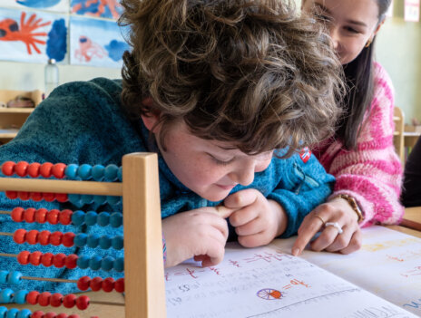 Schüler und Schulbegleiter beim Lernen
