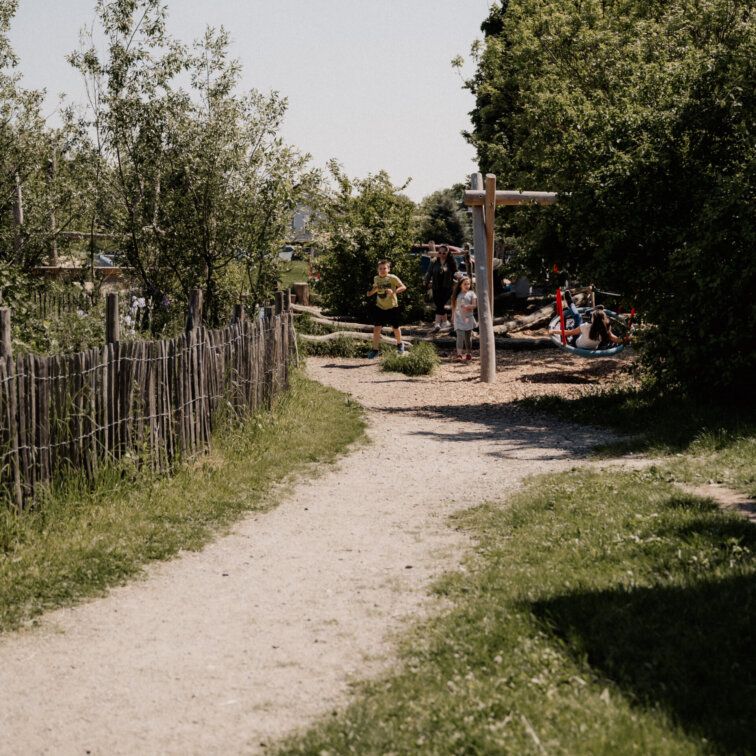 Außenaufnahme-Weg hinter Gebäude-parzival-zentrum-karlsruhe Außenaufnahme-Weg hinter Gebäude-parzival-zentrum-karlsruhe