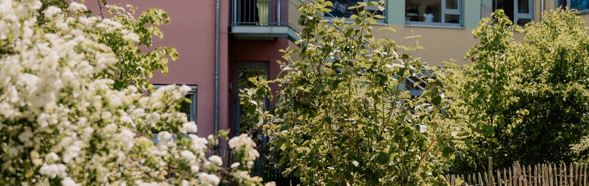 Außenaufnahme im Frühling-parzival-zentrum-karlsruhe