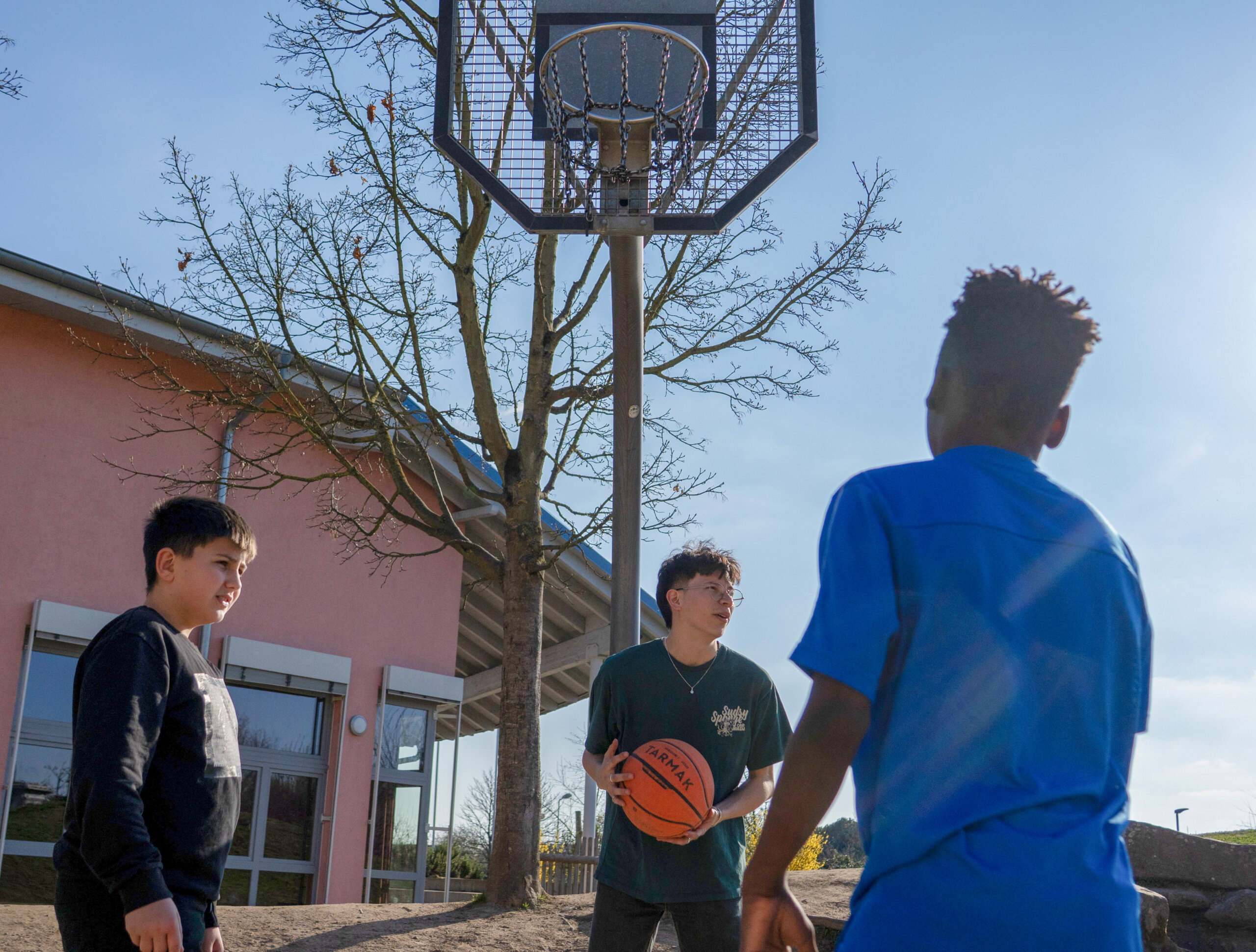 jungs spielen basketball draussen nachmittags-und ferienbetreuung parzival zentrum karlsruhe