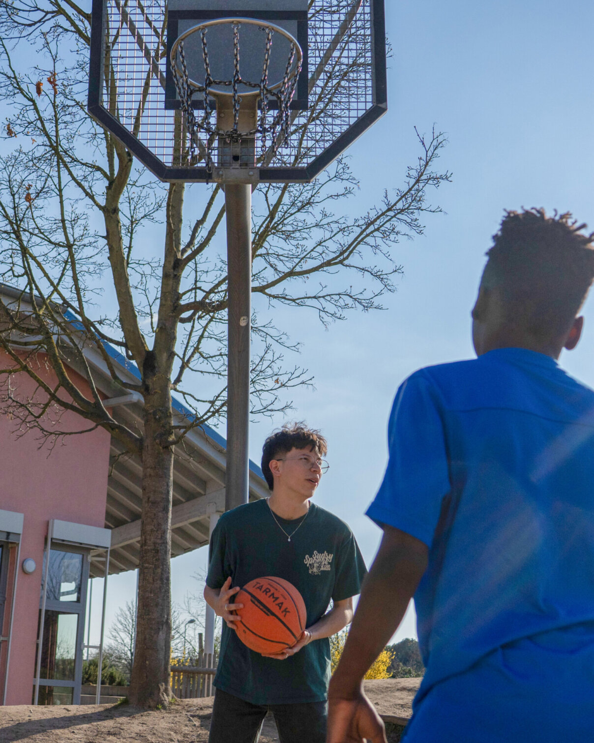 jungs spielen basketball draussen nachmittags-und ferienbetreuung parzival zentrum karlsruhe jungs spielen basketball draussen nachmittags-und ferienbetreuung parzival zentrum karlsruhe