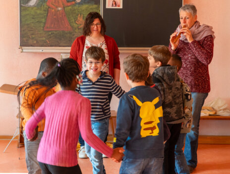 kinder-spielen-gemeinsam-im-kreis-header-sbbz-gent-parzival-zentrum-karlsruhe