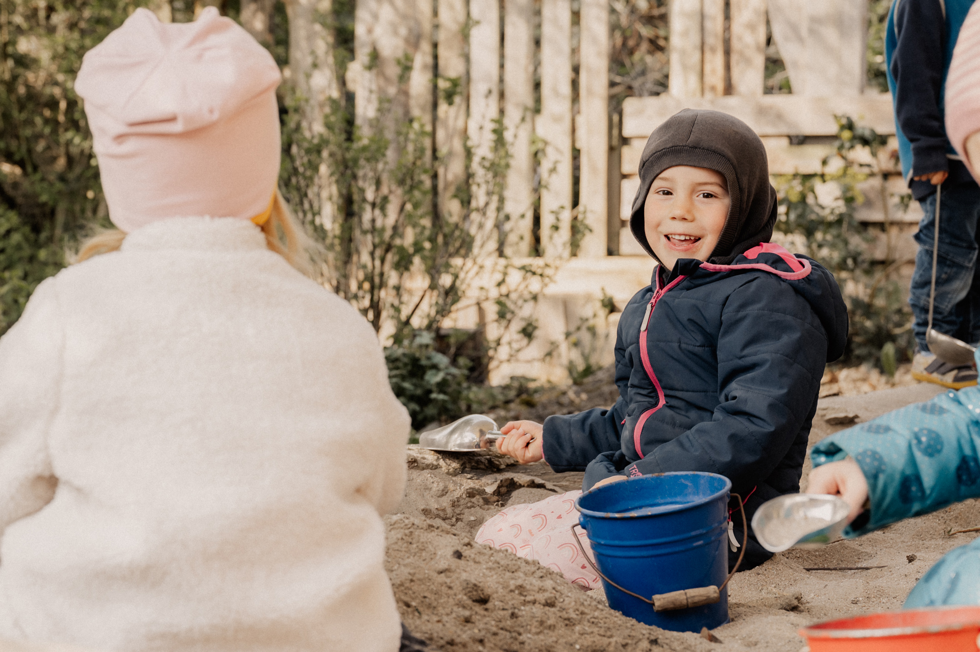mädchen-im-sandkasten-content-parzival-zentrum-karlsruhe