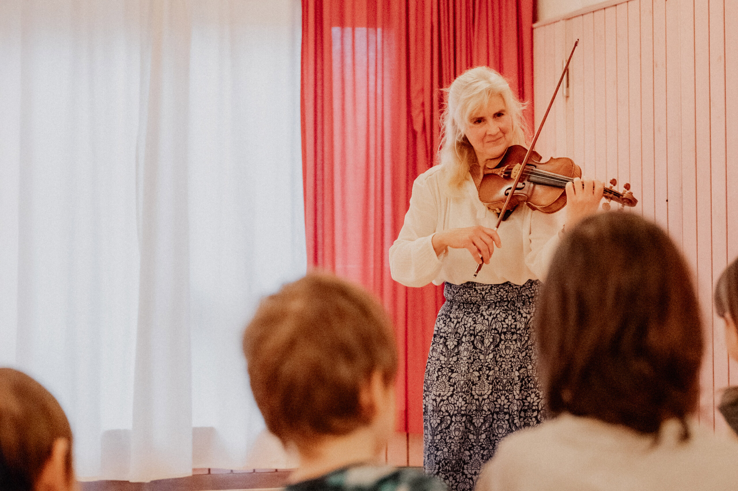 mitarbeiterin-spielt-geige-fuer-kinder-parzival-zentrum-karlsruhe