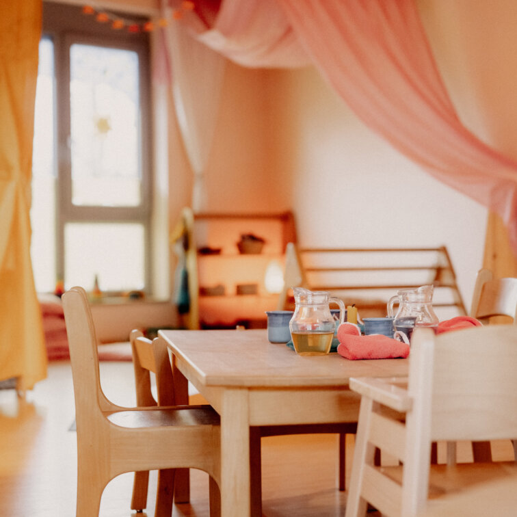 sitzecke-mit-getraenken-auf-dem-tisch-content-hort-kinderkrippe-parzival-zentrum-karlsruhe sitzecke-mit-getraenken-auf-dem-tisch-content-hort-kinderkrippe-parzival-zentrum-karlsruhe