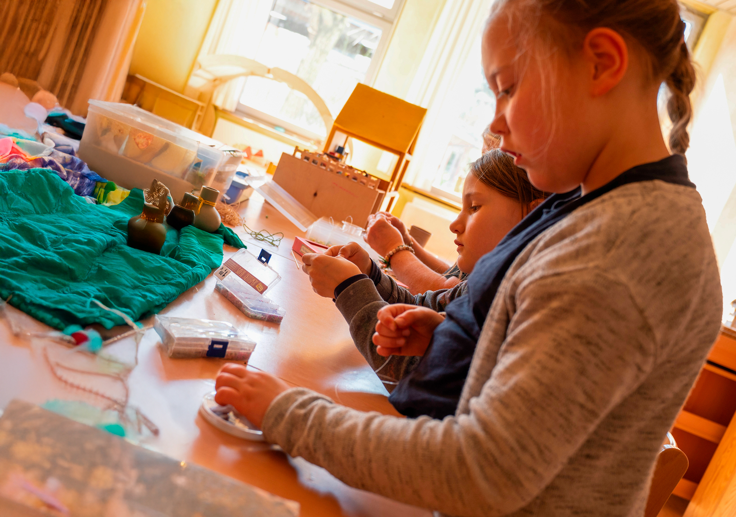 zwei-maedchen-basteln-am-tisch-ferien--und-nachmittagsbetreuung-parzival-zentrum-karlsruhe