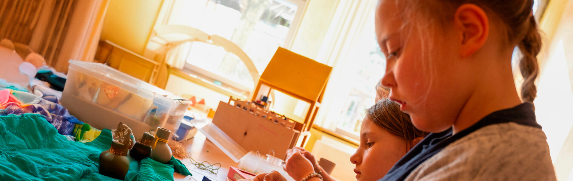 zwei-maedchen-basteln-am-tisch-ferien--und-nachmittagsbetreuung-parzival-zentrum-karlsruhe zwei-maedchen-basteln-am-tisch-ferien--und-nachmittagsbetreuung-parzival-zentrum-karlsruhe