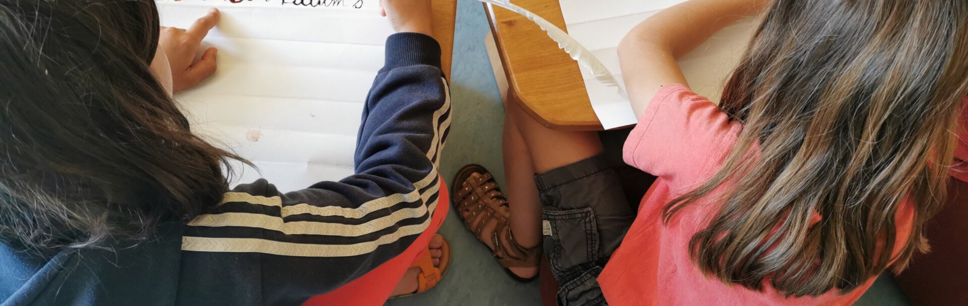 Kinder-schreiben-mit-Feder-KSS-parzival-zentrum-karlsruhe Kinder-schreiben-mit-Feder-KSS-parzival-zentrum-karlsruhe