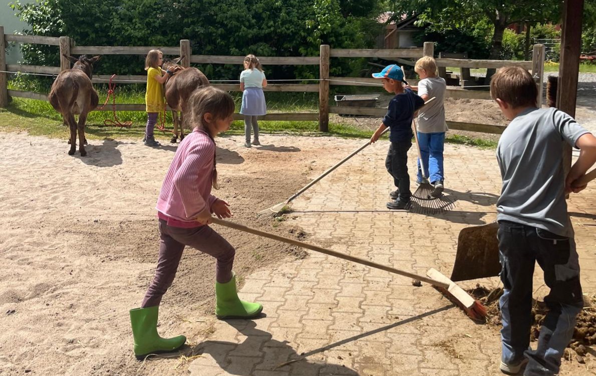 Kinder-arbeiten-auf-dem-Hof-KSS-parzival-zentrum-karlsruhe