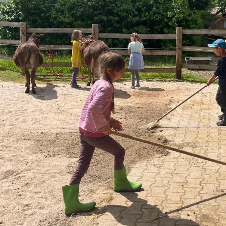 Kinder-arbeiten-auf-dem-Hof-KSS-parzival-zentrum-karlsruhe Kinder-arbeiten-auf-dem-Hof-KSS-parzival-zentrum-karlsruhe