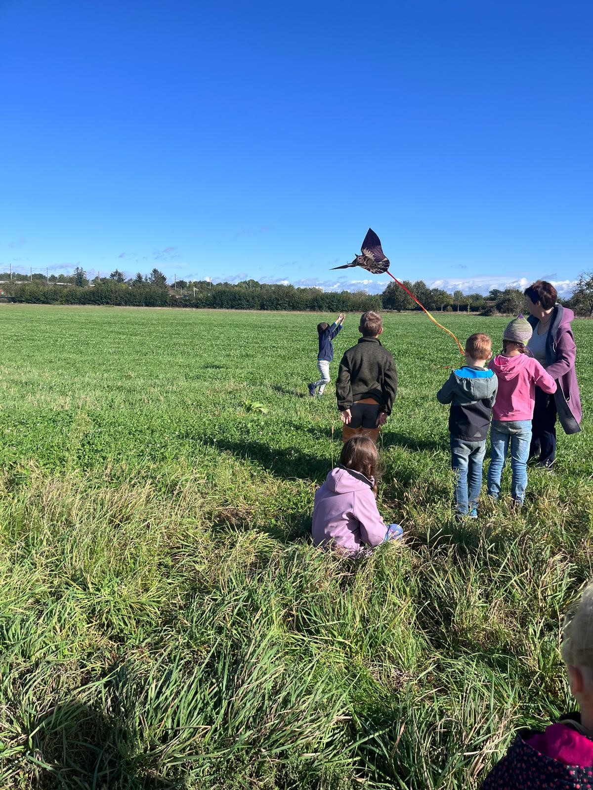 Kinder lassen Drachen steigen-KSS-parzival-zentrum-karlsruhe