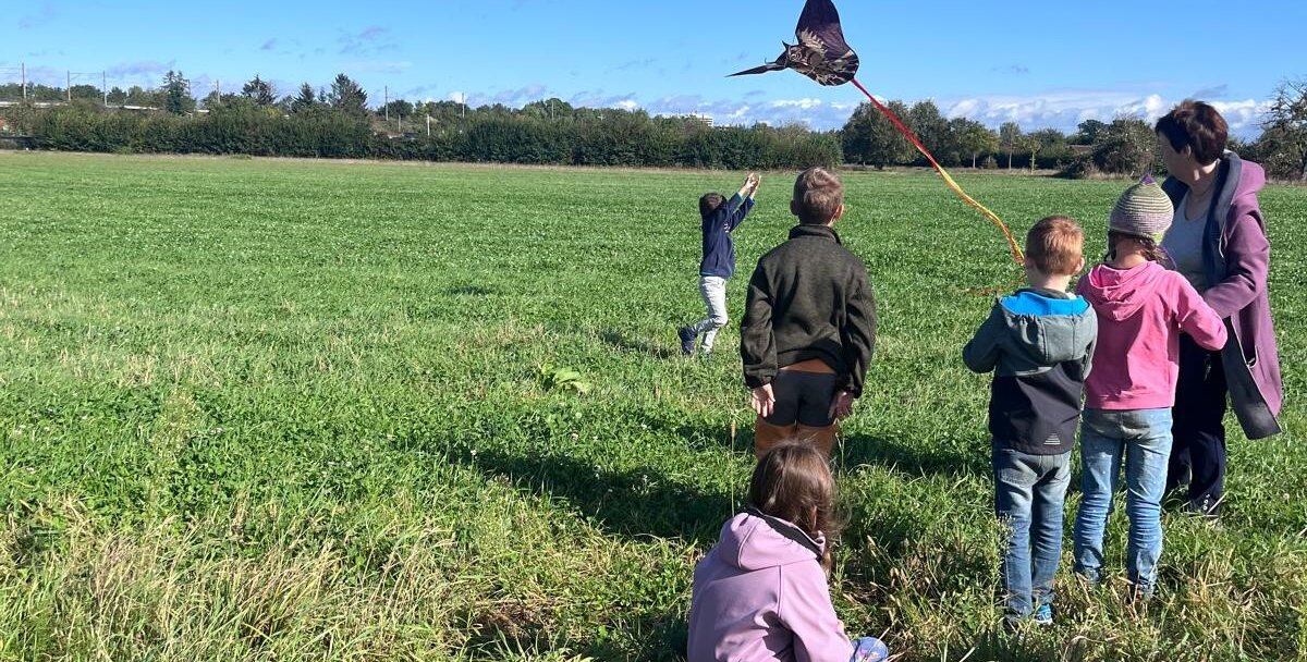 Kinder lassen Drachen steigen-KSS-parzival-zentrum-karlsruhe Kinder lassen Drachen steigen-KSS-parzival-zentrum-karlsruhe