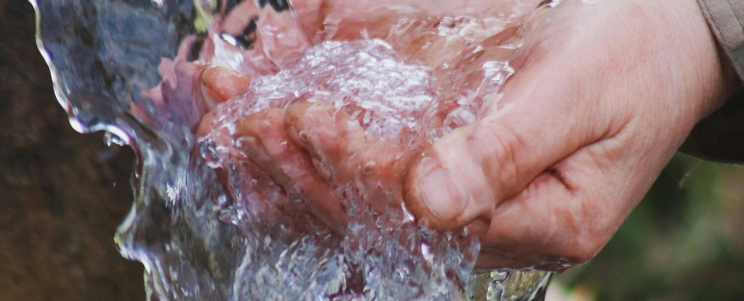 Wassertrog-Hände-Content-Spenden-Parzival-Zentrum-Karlsruhe Wassertrog-Hände-Content-Spenden-Parzival-Zentrum-Karlsruhe